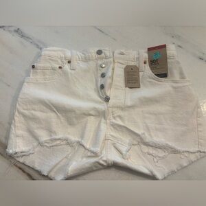 NWT white Levi’s denim shorts